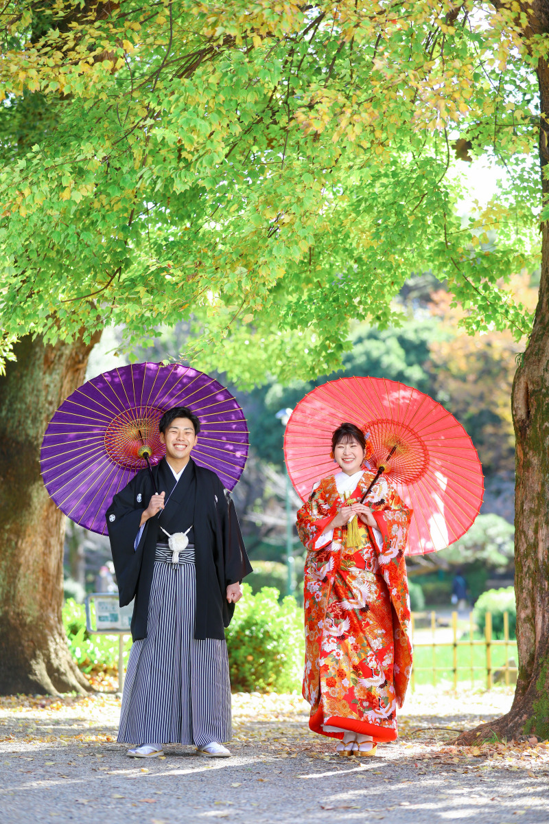 鮮やかな緑の下で番傘ツーショット
