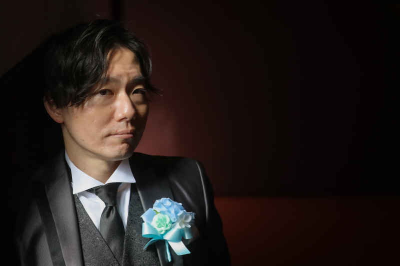 窓辺の光で明暗差を活かした新郎様のソロカット撮影