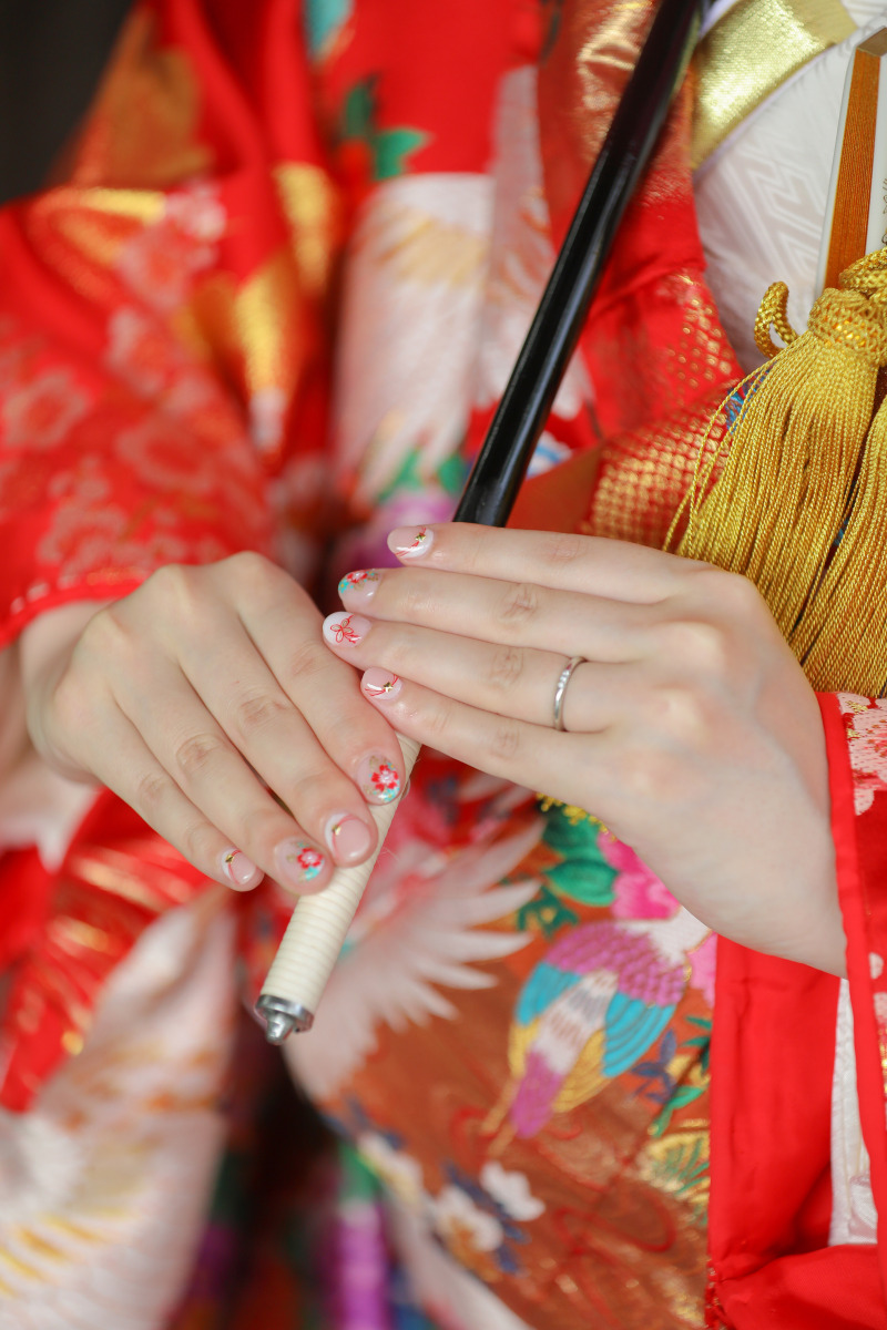 色打掛を背景にお手元撮影でネイルと結婚指輪