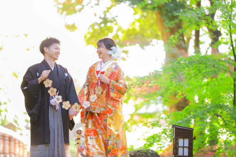 和風ガーランドを持って