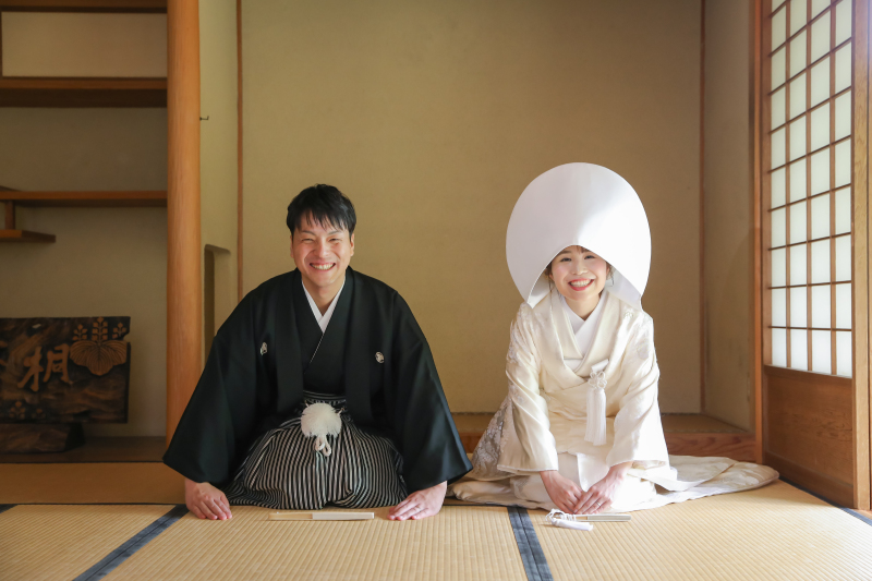 桐蔭茶席の和室で綿帽子姿の笑顔を残す正座記念写真