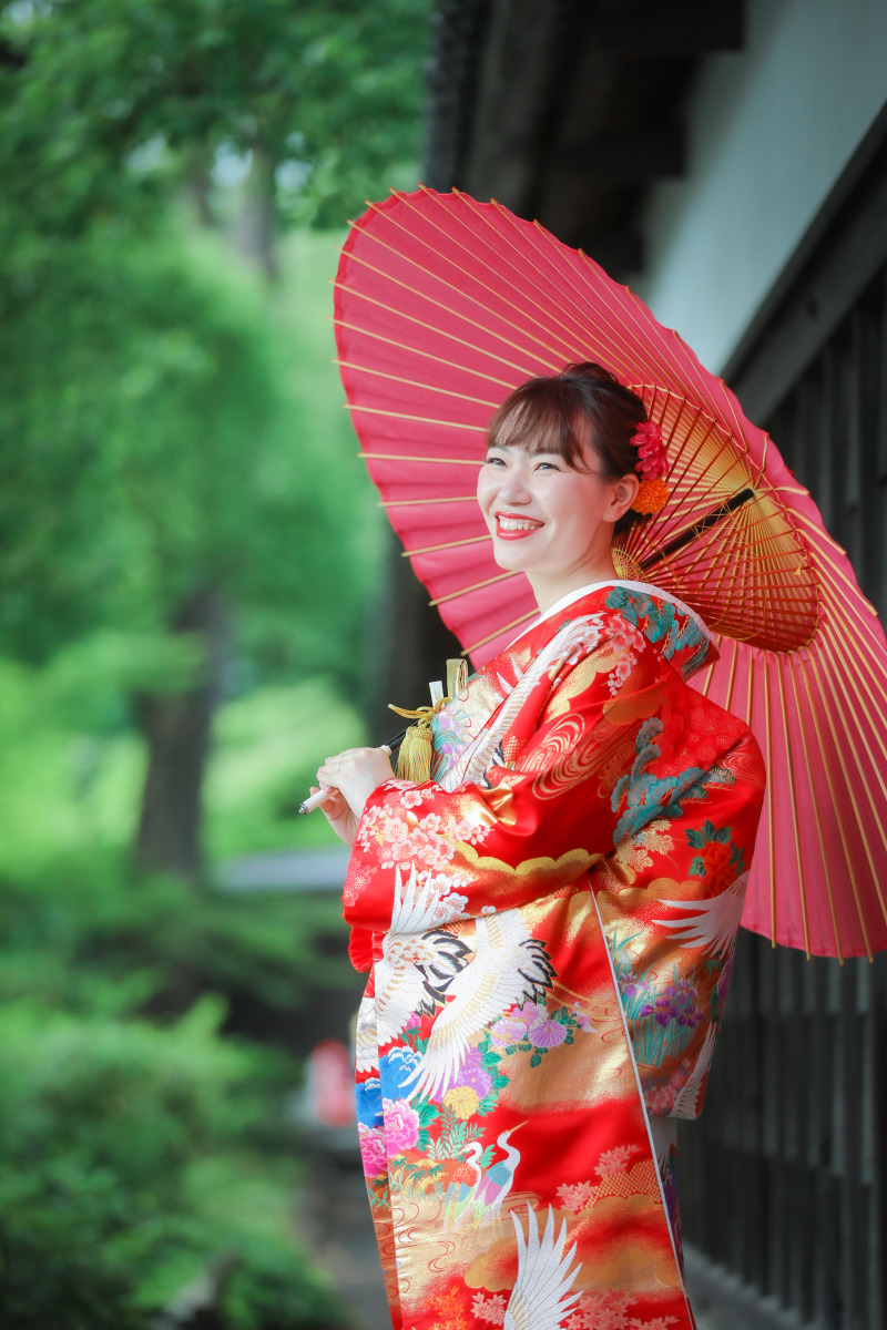 色打掛にあわせて赤番傘でソロショット撮影
