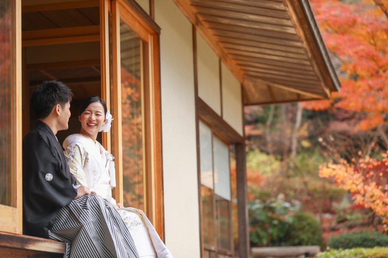 園内のお茶室の縁側でツーショット撮影