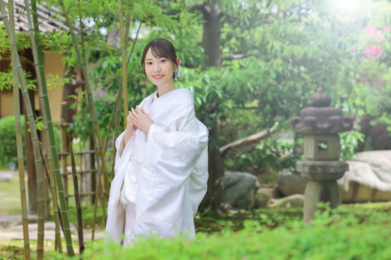 新緑に包まれた白無垢花嫁様の清らかな和装の立ち姿