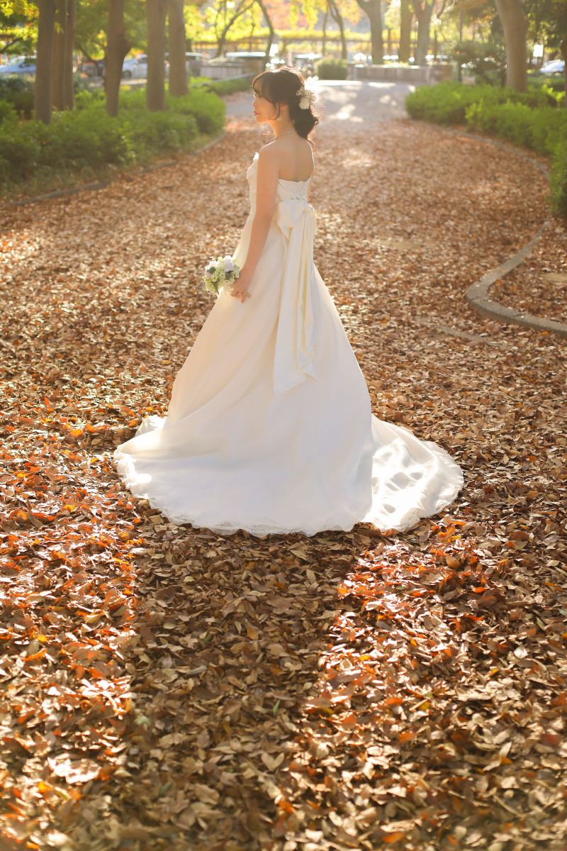 秋ならではの落ち葉を利用して新婦様の後ろ姿