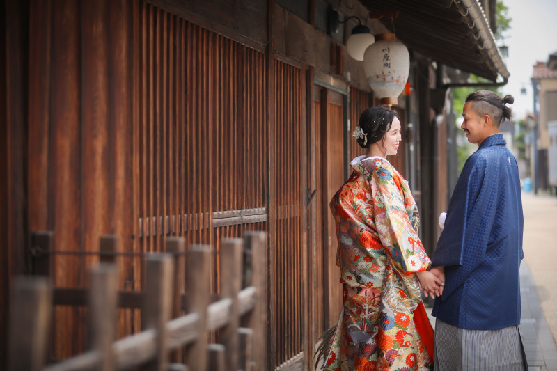 和装姿で手繋ぎショット