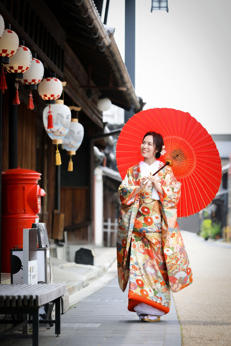 番傘を持って新婦様ソロショット