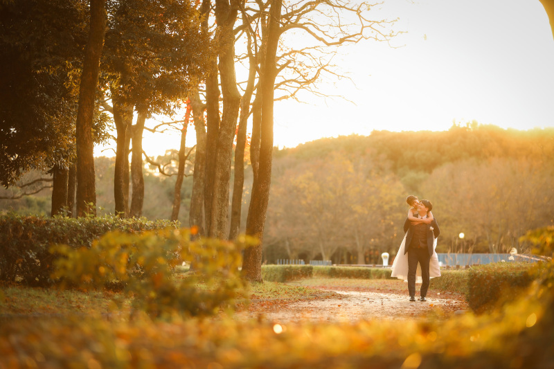 夕暮れ時のおんぶショット
