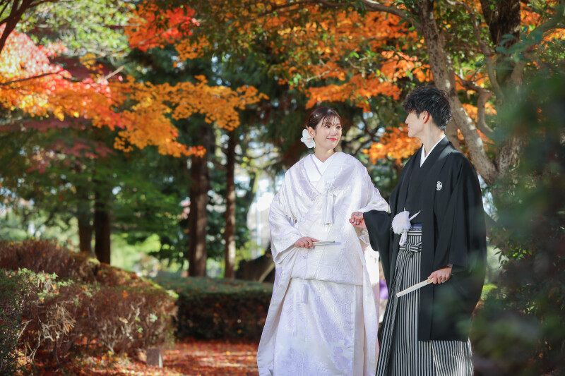 名古屋城の紅葉を背景に歩く和装フォトウェディング