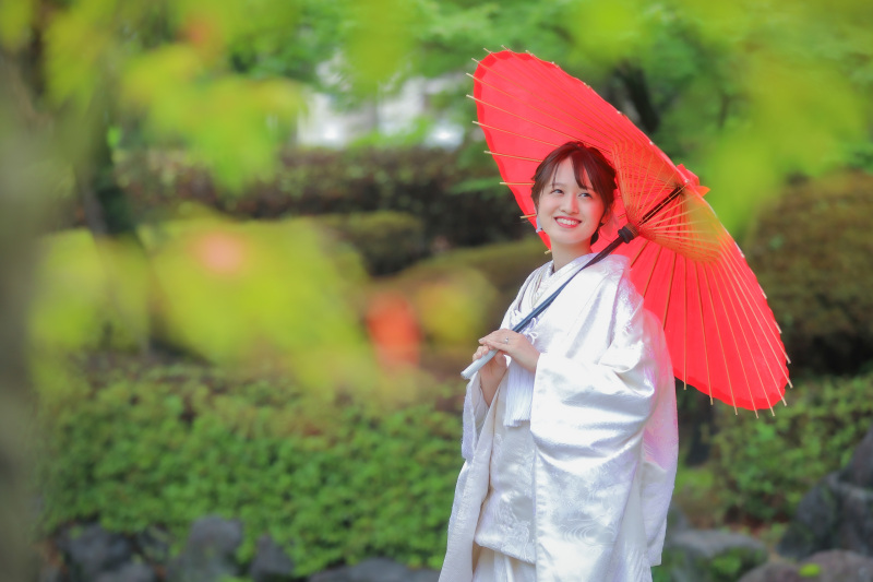 新緑と番傘と新婦様