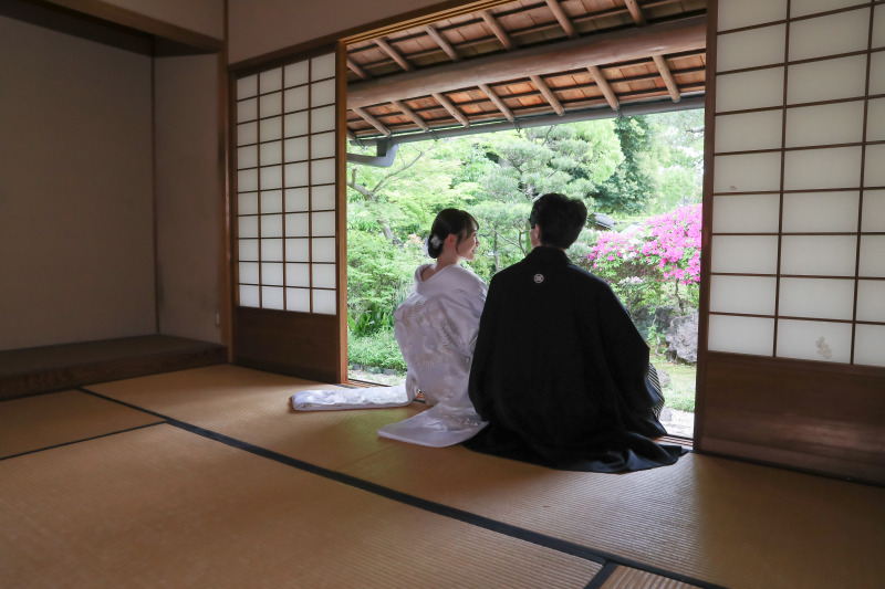 茶席の縁側で庭を眺める和装姿のおふたりの穏やかさ