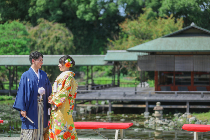 白鳥庭園内の清羽亭を背景に