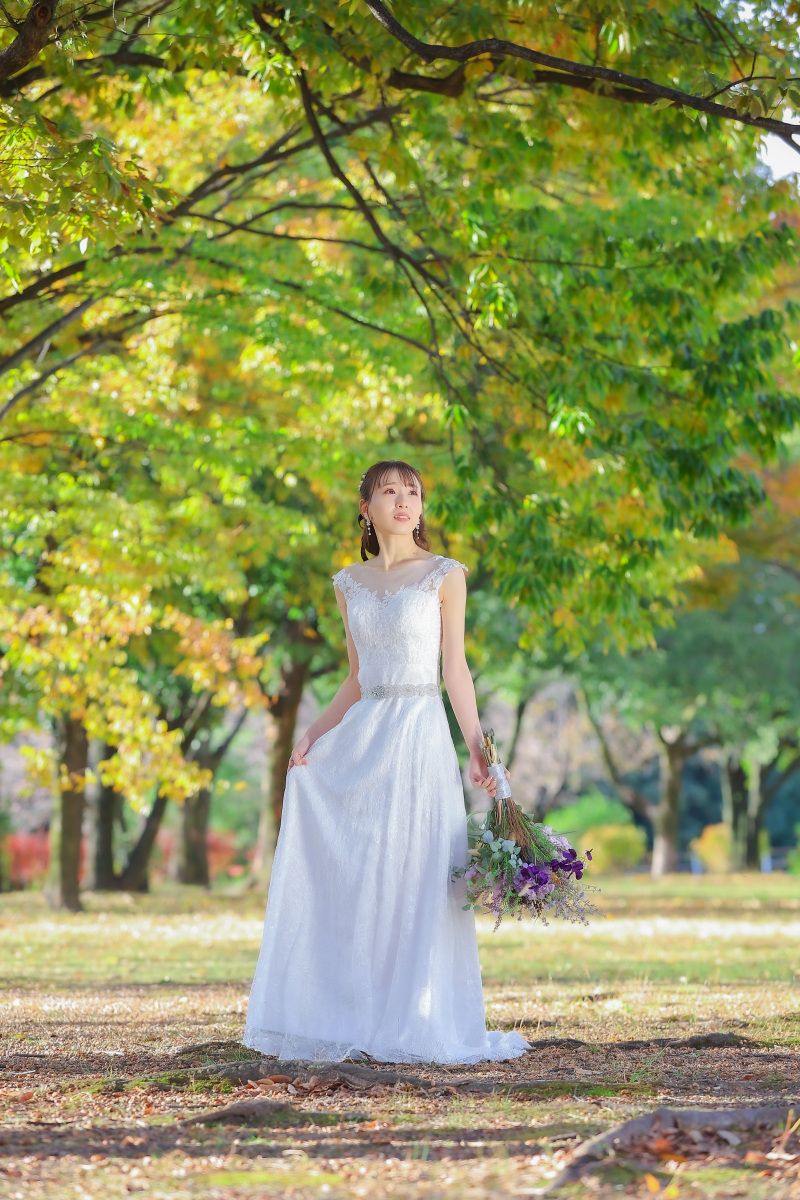庄内緑地公園の木々と光に映える花嫁様のソロカット