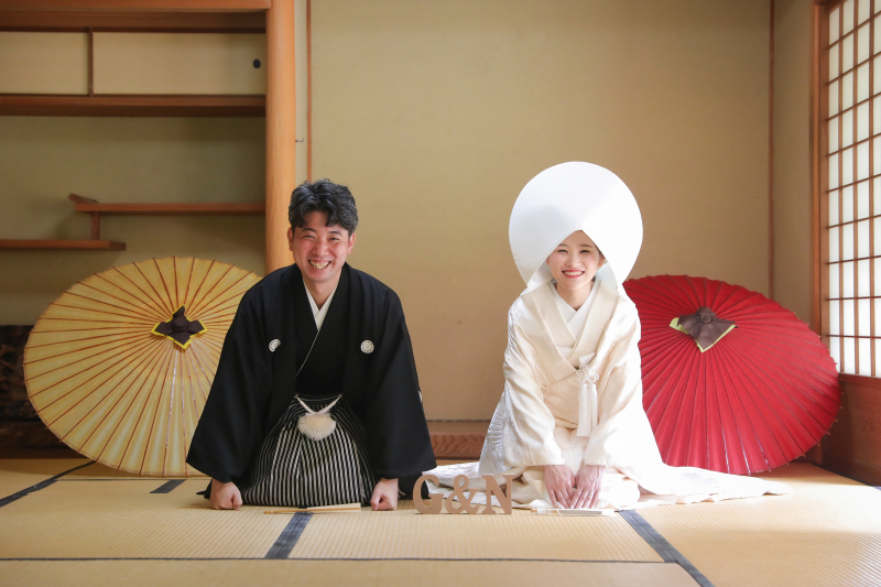 茶室の空間でお二人が並ぶご挨拶ショット（綿帽子）