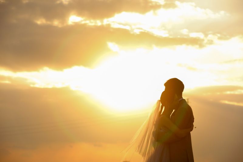 夕陽を背景にハグショット