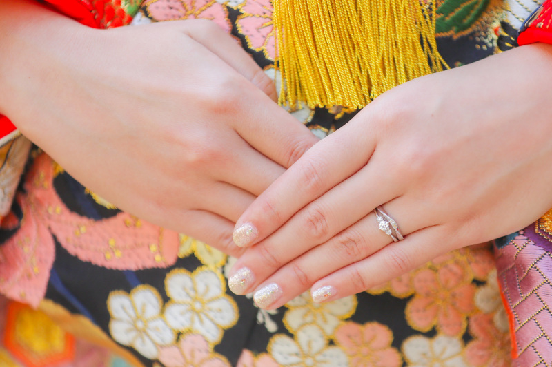 色打掛の柄を背景に指輪ショット