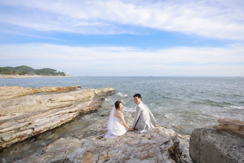 野間灯台の岩場で海辺を広く残すフォトウェディング