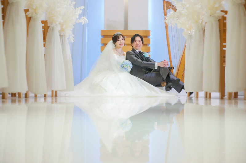 チャペルの祭壇に並んで座るおふたりのツーショット