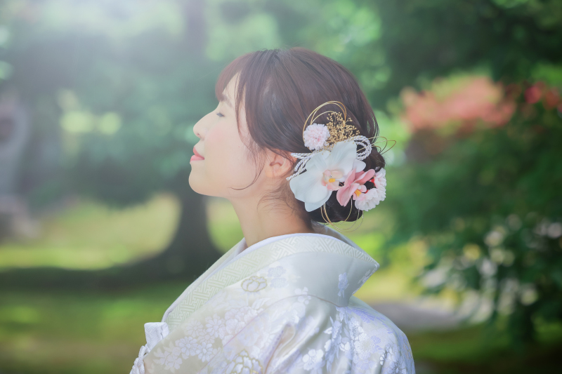やわらかな光の中で花嫁様の横顔を美しく残した一枚