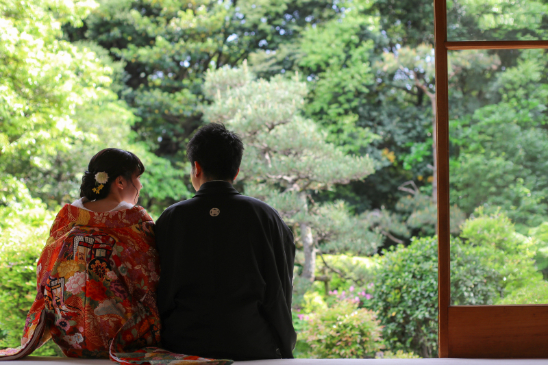 座りの後ろ姿で雰囲気ある1枚に