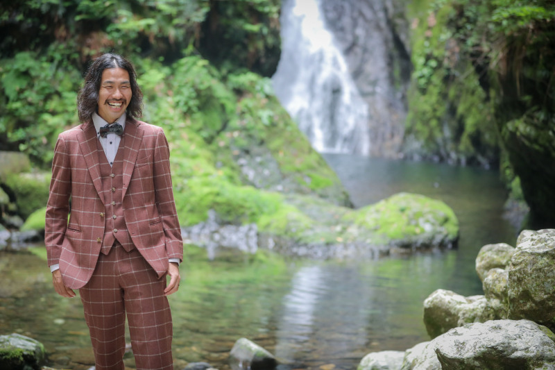 滝ロケーション新郎様ソロショット撮影