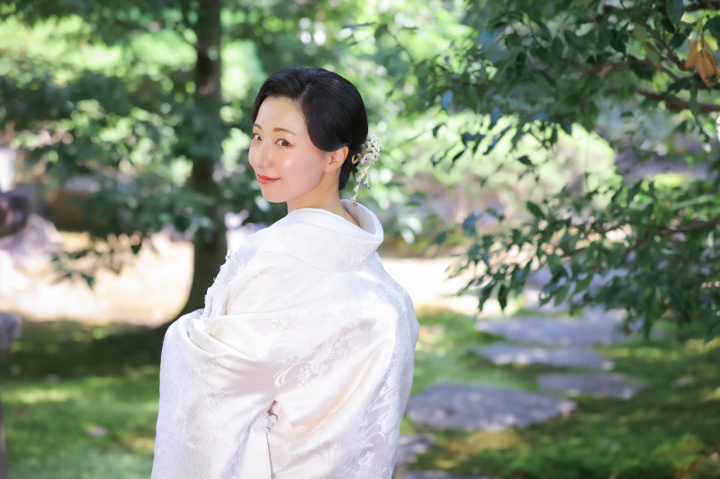 木漏れ日に振り向く白無垢花嫁様の上品なソロカット