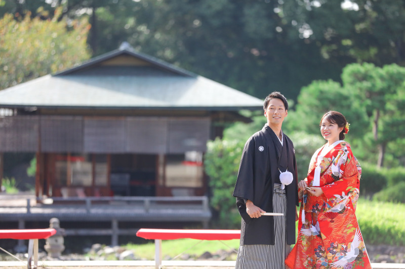 趣のある茶室と鮮やかな新緑を背景に