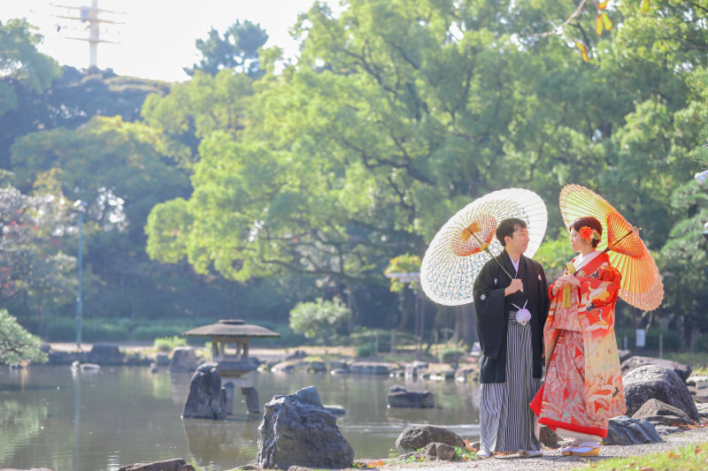 庭園の池を背景に