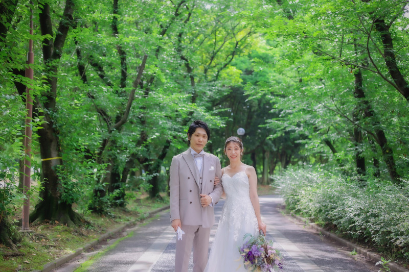 庄内緑地公園の並木道で寄り添うおふたりの洋装写真