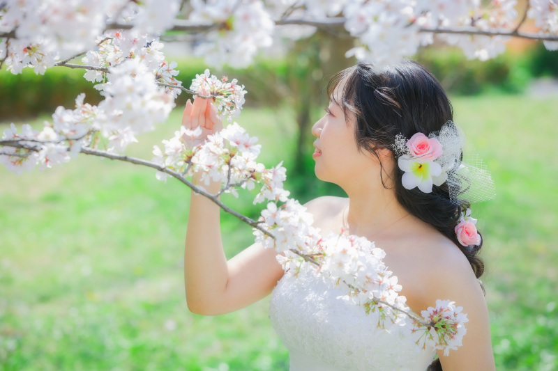 新婦様のソロショット撮影/桜をつまむ仕草で
