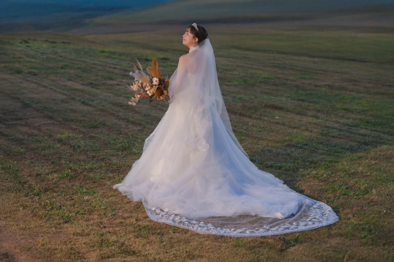 広い芝生にベール広がる花嫁様の優雅な洋装ソロ写真