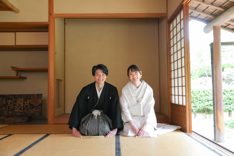 茶席の和室で並ぶおふたりの穏やかな和装カット