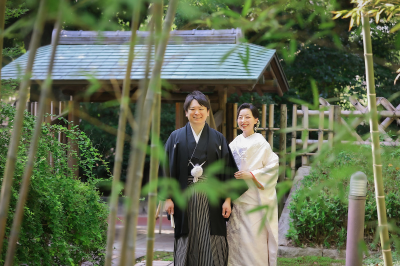 竹越しに眺める桐蔭茶席の穏やかな白無垢のおふたり