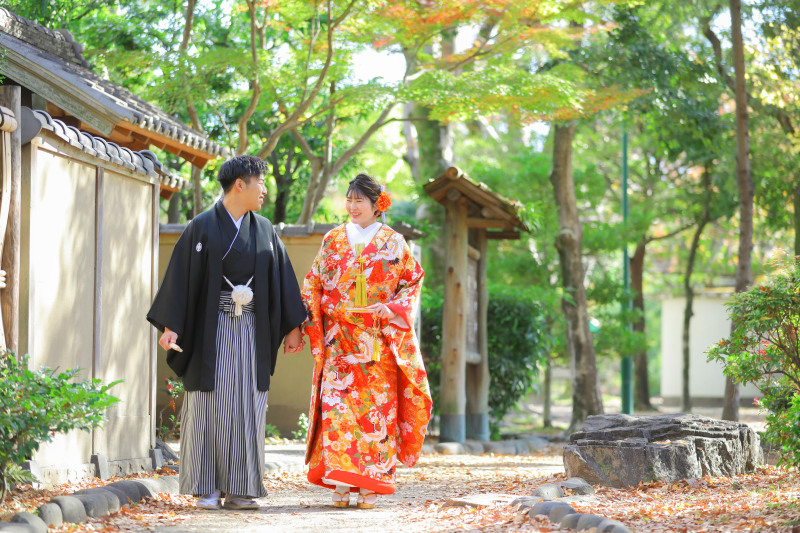 お茶室前の新緑の下でエスコート撮影