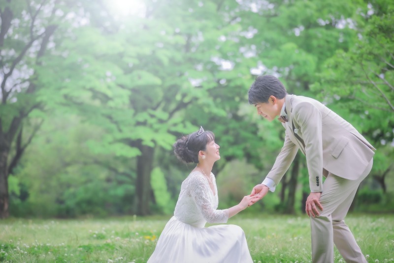 手を添えながら微笑み合う、庄内緑地公園での一コマ