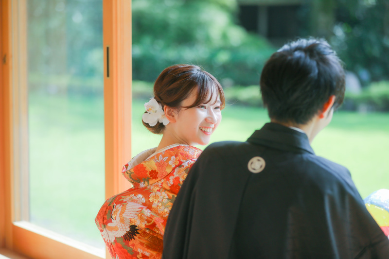 カメラマン2名で新郎様越しの新婦様を撮影