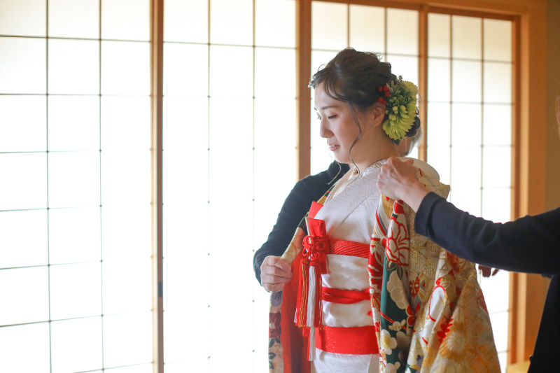 色打ち掛けのお支度撮影