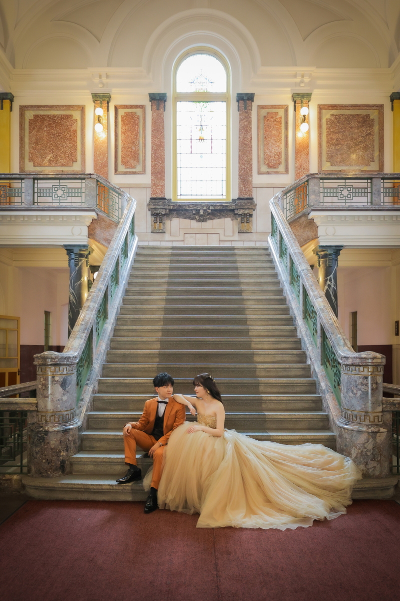 大階段に座り、ドレスの柔らかな質感を活かしながら