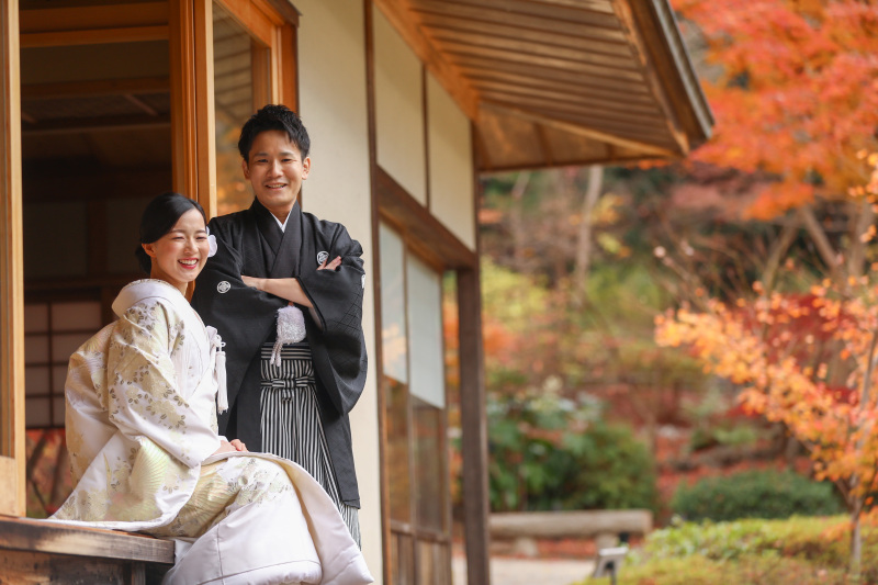 凛々しいポーズでも表情はにこやかに