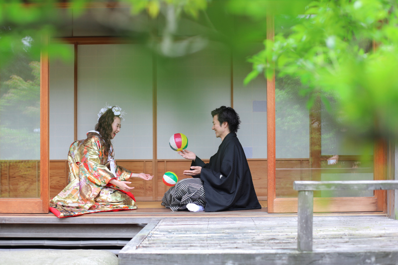 縁側で紙風船撮影