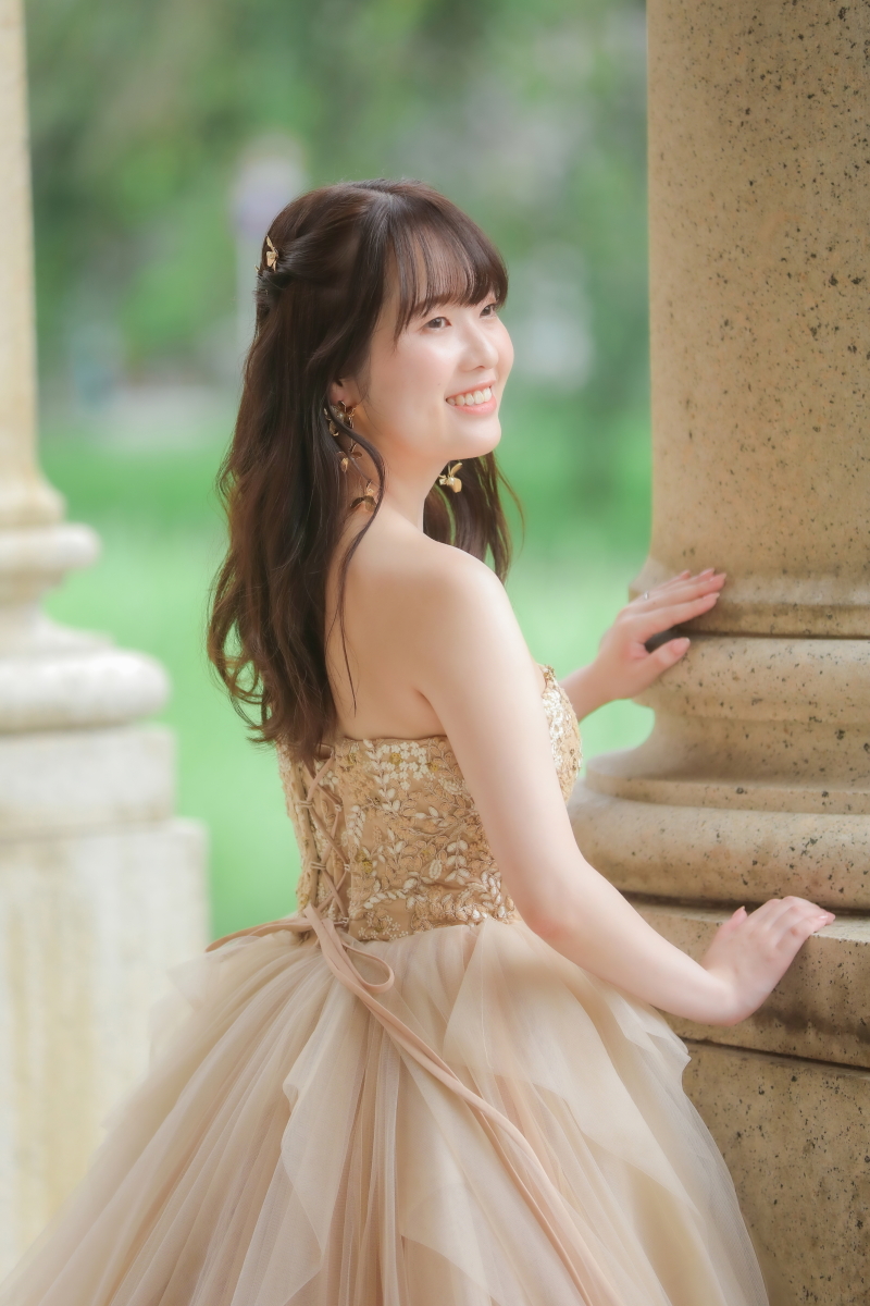 名古屋市政資料館の正面玄関で新婦様のソロショット