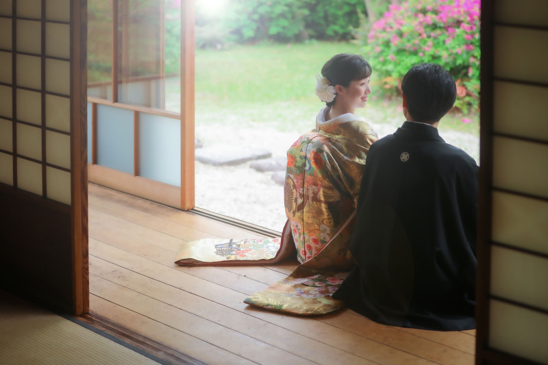 縁側で並んで過ごす和装ならではの穏やかなひととき