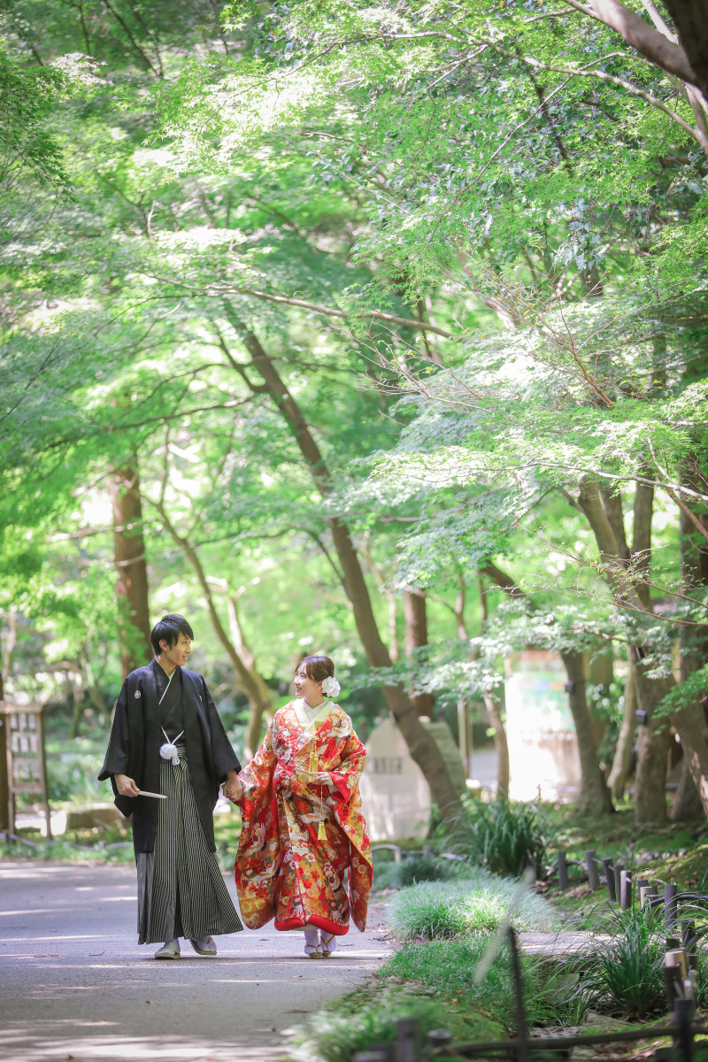 新緑ロケーションの中でエスコートショット