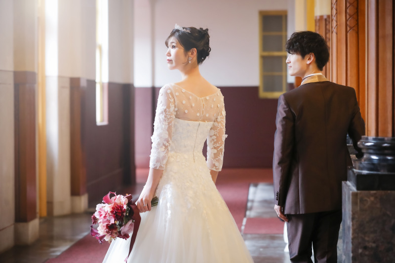 館内通路での自然光を活かした半身後ろ姿の構図撮影