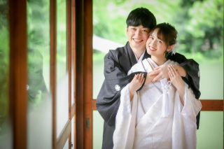 雨上がりのロケーションで和装ウエディングフォト