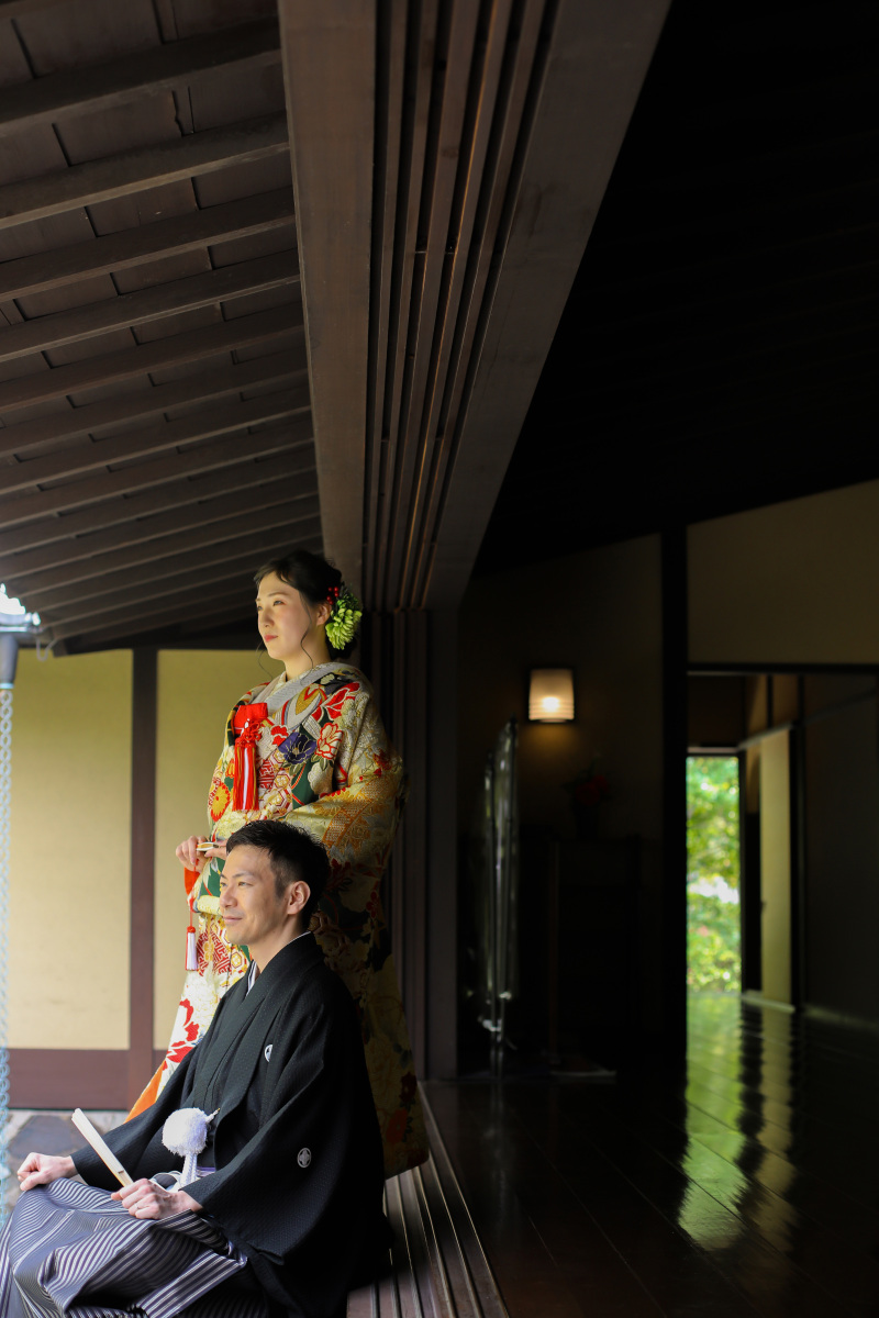 庭園内の縁側で撮影