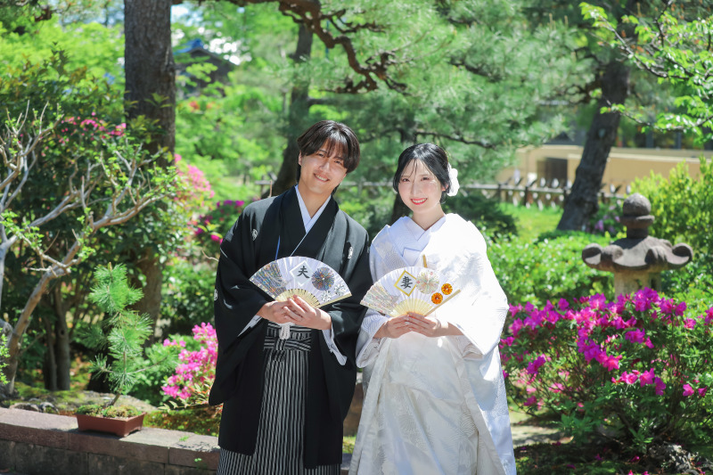 ご持参の夫婦扇子と笑顔で残す和装前撮りの記念写真