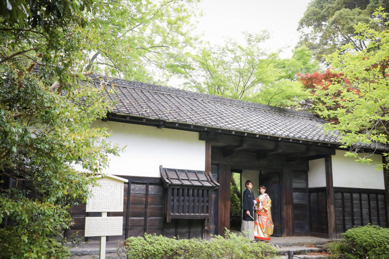 和装建築の門前で