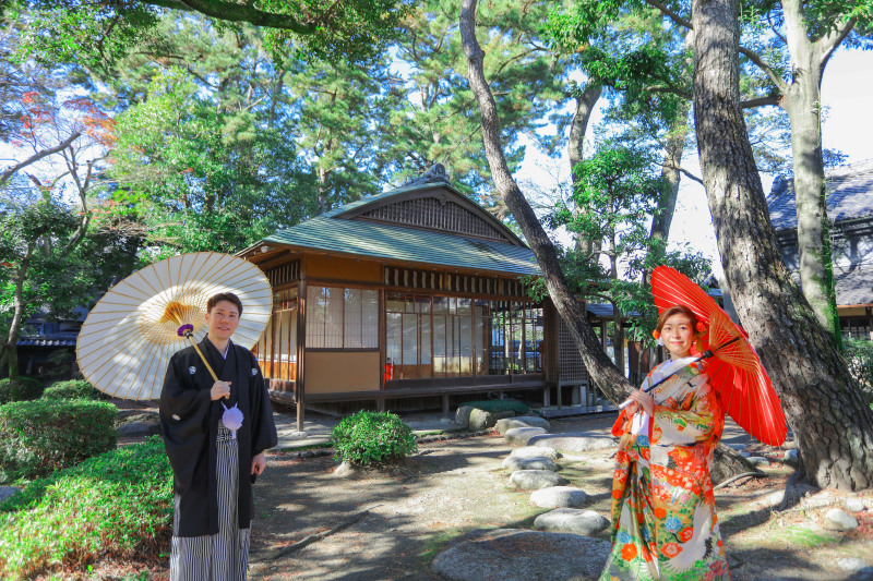 六華園の中庭で番傘ツーショット撮影