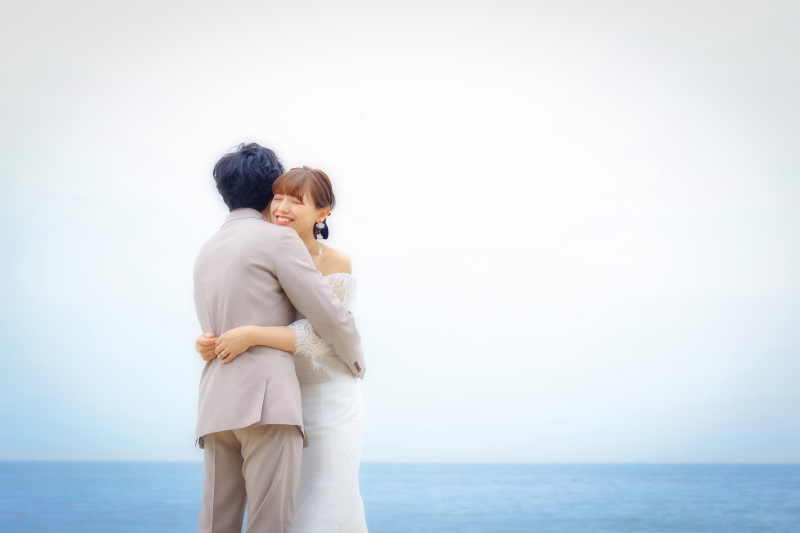 海でのハグショット撮影は背景をシンプルに